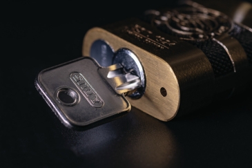 ABUS Vorhängeschloss 83/45 IRON ROCK vs ABUS Vorhängeschloss 83/45 IRON ROCK vs